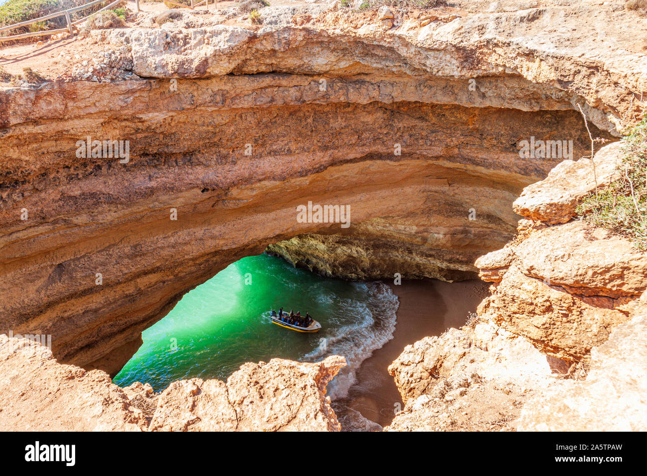 Touristen, Bootstour zu den Höhlen auf Algarve Portugal Stockfoto