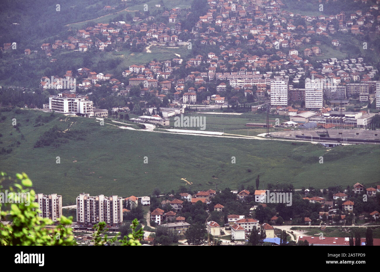 6. Juni 1993 während der Belagerung von Sarajevo: Die Ansicht Ost - nord-östlich von Hum Hill. Auf der rechten Seite ist die Koševo City Stadium und das große weiße Gebäude auf der linken Seite ist der Kinderklinik (Roditeljska kuća). Stockfoto