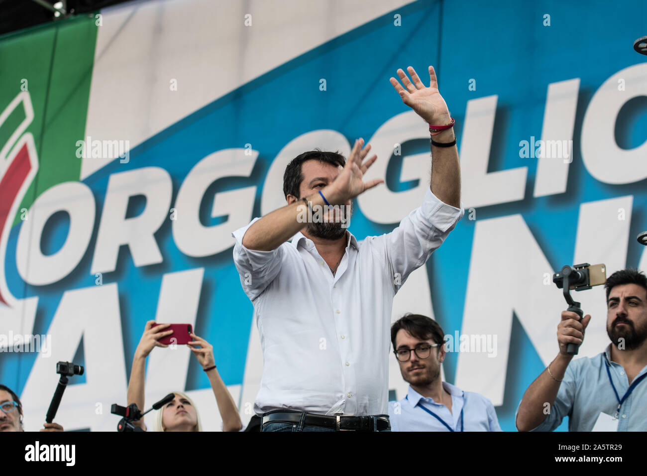 Rom, Italien, 19. Oktober der Führer der Lega Matteo Salvini spricht während einer Rallye durch die Lega Partei organisiert gegen die aktuelle Italia zu protestieren Stockfoto