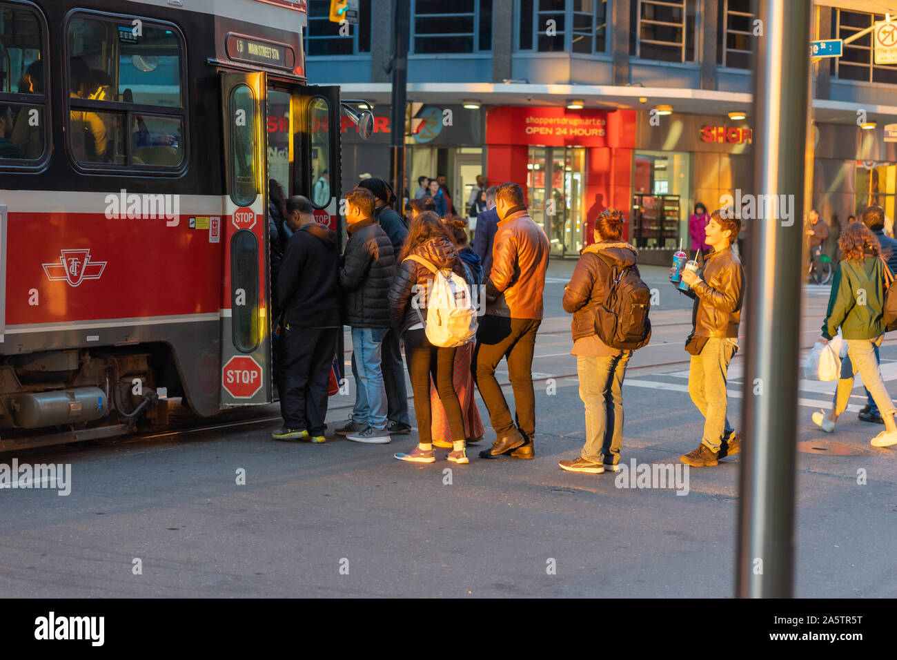 Der Yonge Street in Toronto beleuchtet für einen Moment bei diesem Sonntag Nachmittag. Ich war sehr glücklich, Kamera - bereit sein. Stockfoto