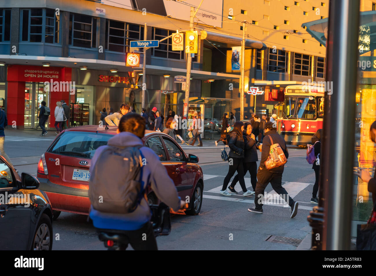 Der Yonge Street in Toronto beleuchtet für einen Moment bei diesem Sonntag Nachmittag. Ich war sehr glücklich, Kamera - bereit sein. Stockfoto