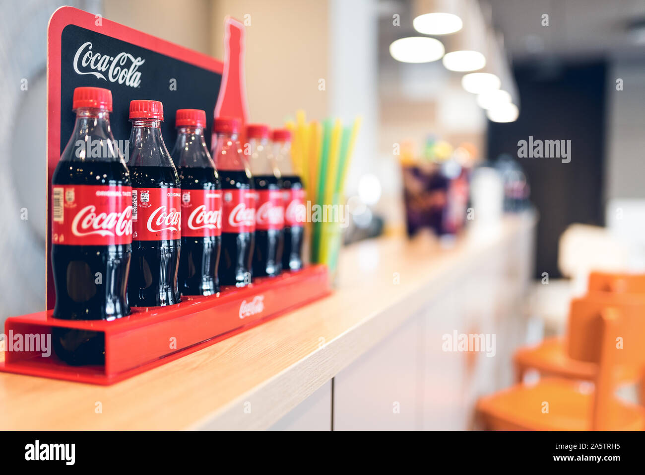 Classic Coca-Cola Flaschen an der Bar stehen, in Coca-Cola-Werbung rot Ständer platziert. Hotel Boutique, Katowice 22. Mai 2017. Polen. Stockfoto