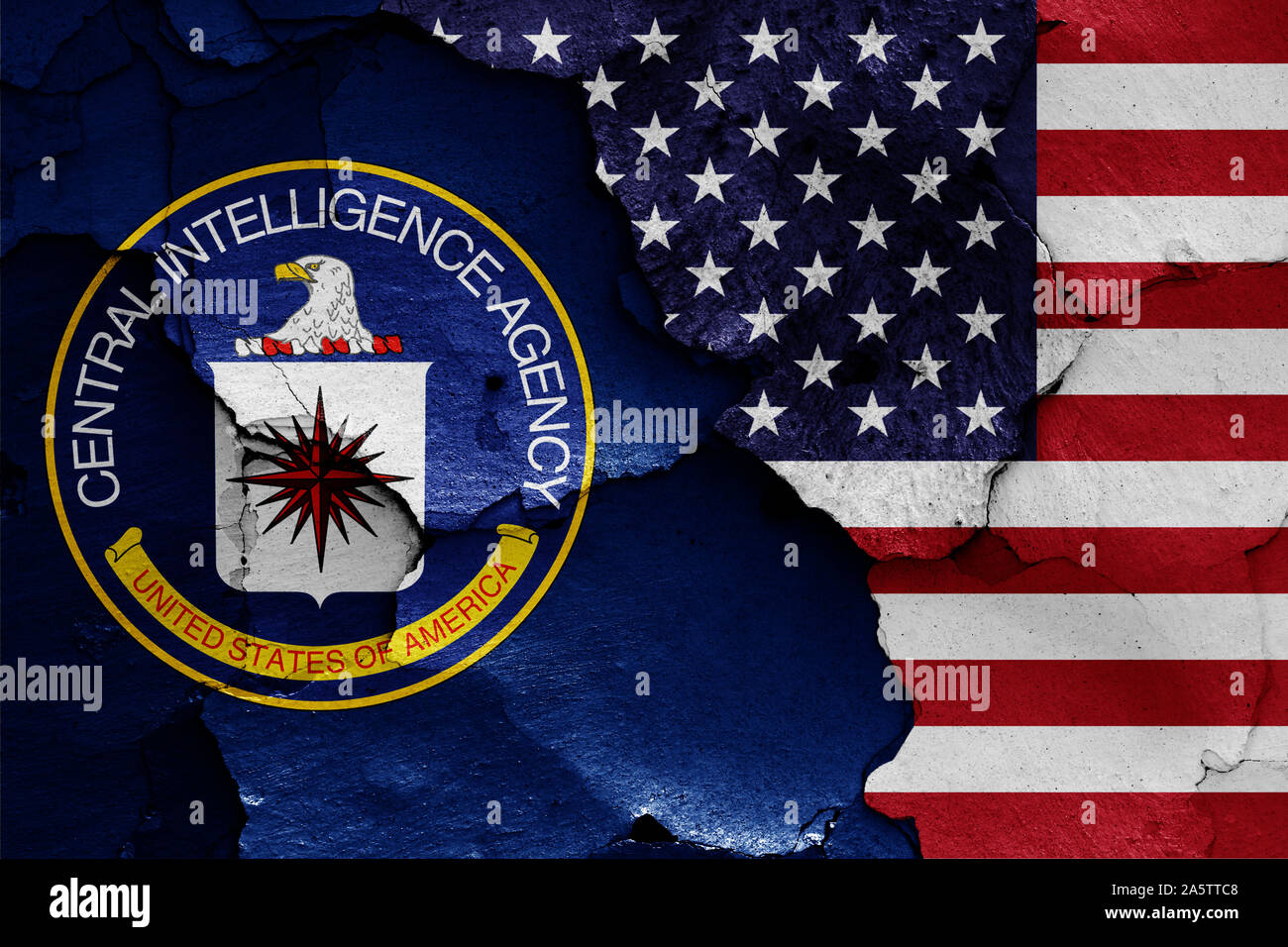 Flaggen der Central Intelligence Agency und USA malte auf Risse an der Wand Stockfoto