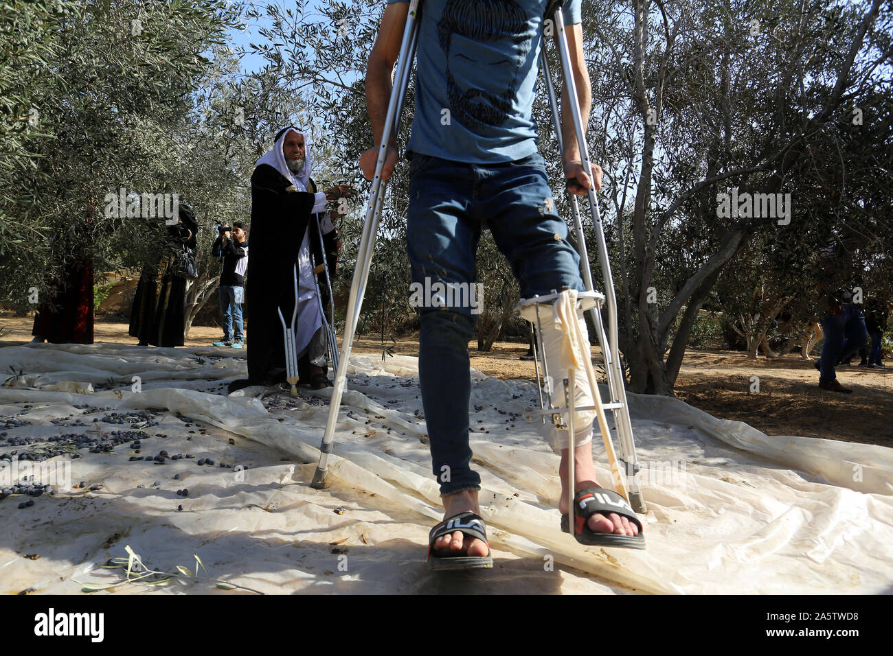 Palästinensische verletzte und Amputierte beteiligen sich an den jährlichen olive Harvest Festival im Gazastreifen, am 21.Oktober 2019. Foto von Abed Rahim Khatib Stockfoto