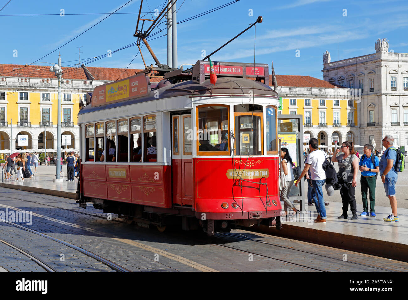 Touristen erhalten auf einem Hügel Straßenbahnwagen Tour in Parca do Comercio, Lissabon, Portugal. Stockfoto