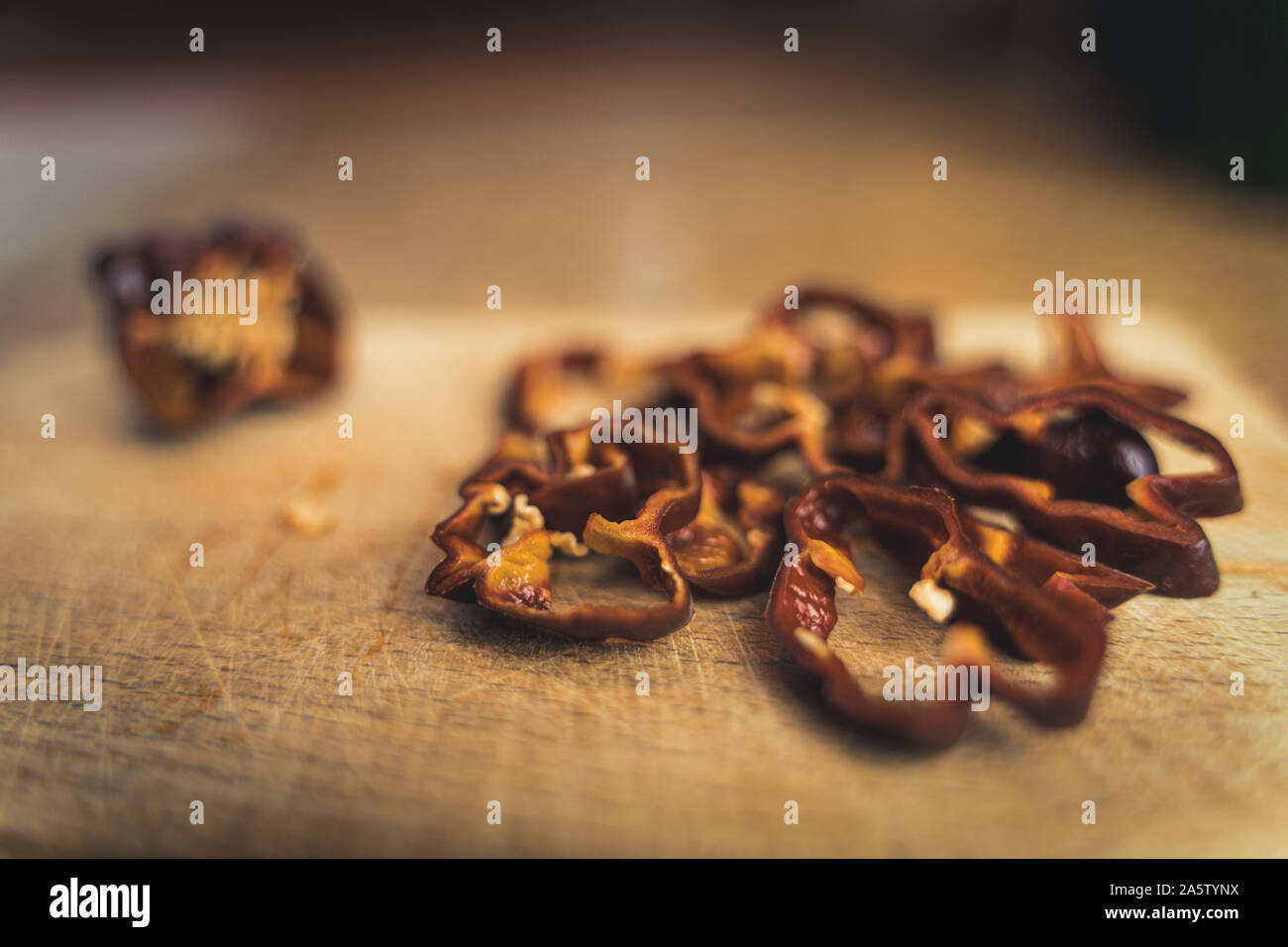 Schokolade Habanero Pfeffer (Capsicum chinense) Schichten auf einem Holz Schneidebrett. Gesunde und wirklich hot chili peppers. Stockfoto