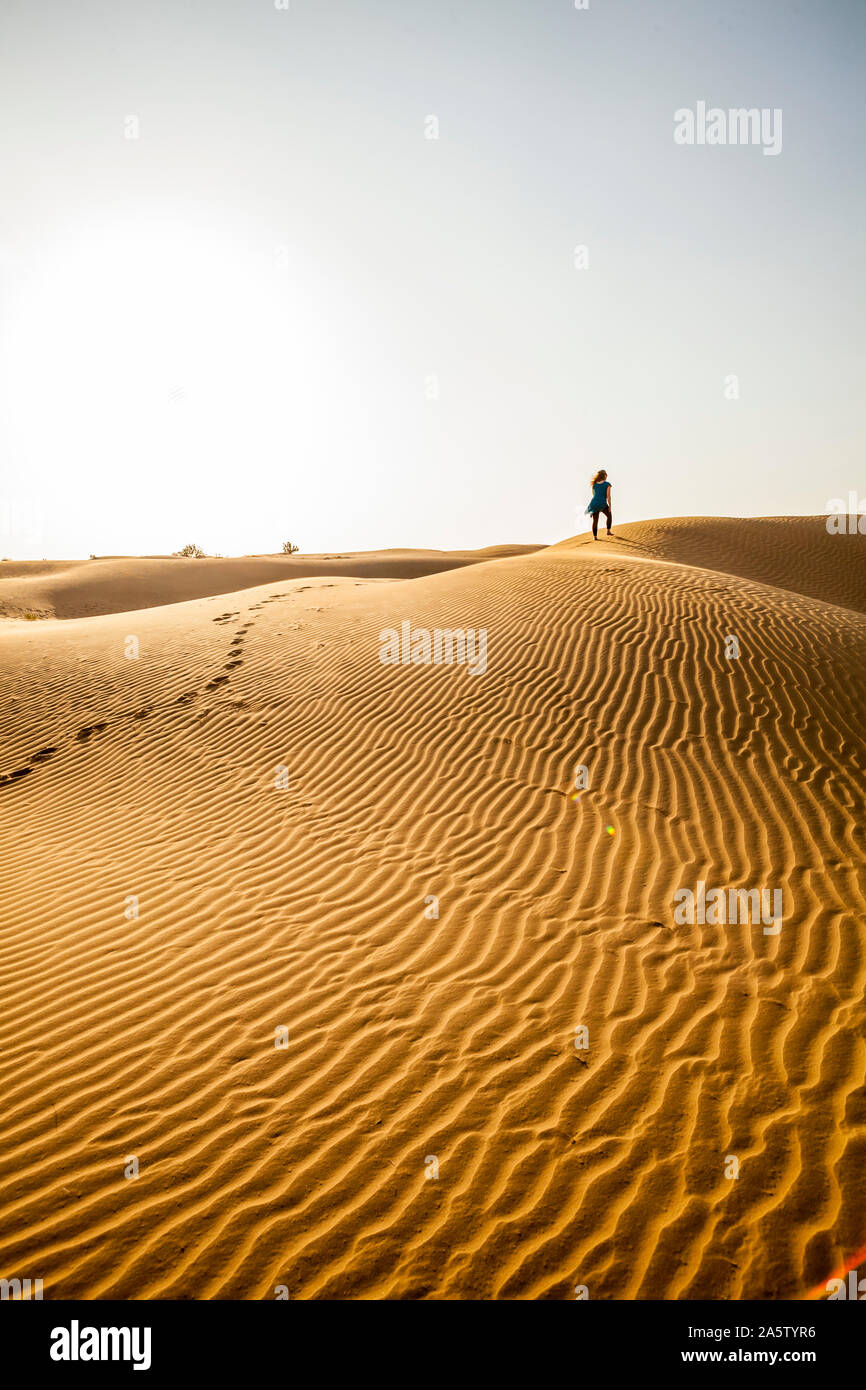 Eine Einsame Frau Wandern Barfuss Auf Sanddunen In Der Wuste Thar In Rajasthan Indien Stockfotografie Alamy