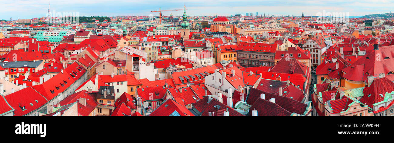 Roten Dächer von Praha. Eyriel Foto der Stadt. Panorama Bild. Stockfoto