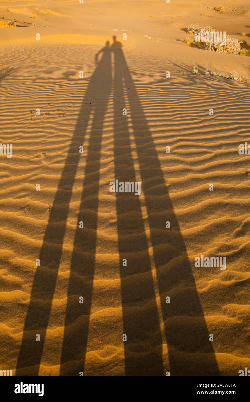 Der Schatten eines reisen Paar auf der Wind Sand der Wüste Thar, Rajasthan, Indien außerhalb Rawla Resort. Stockfoto