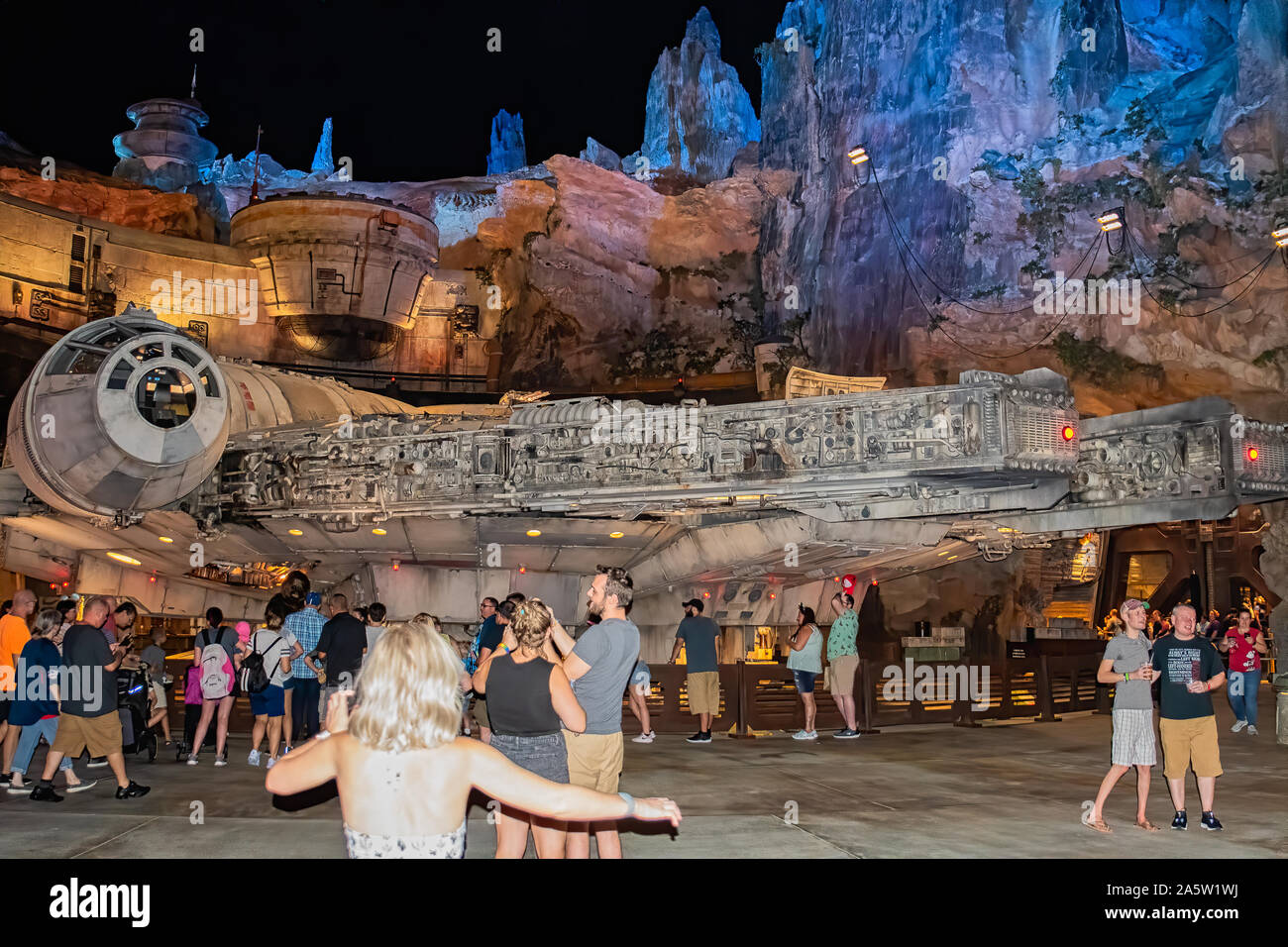 Millennium Falcon Raumschiff auf's Star Wars Galaxie Kante. Night Shot mit Flash Stockfoto