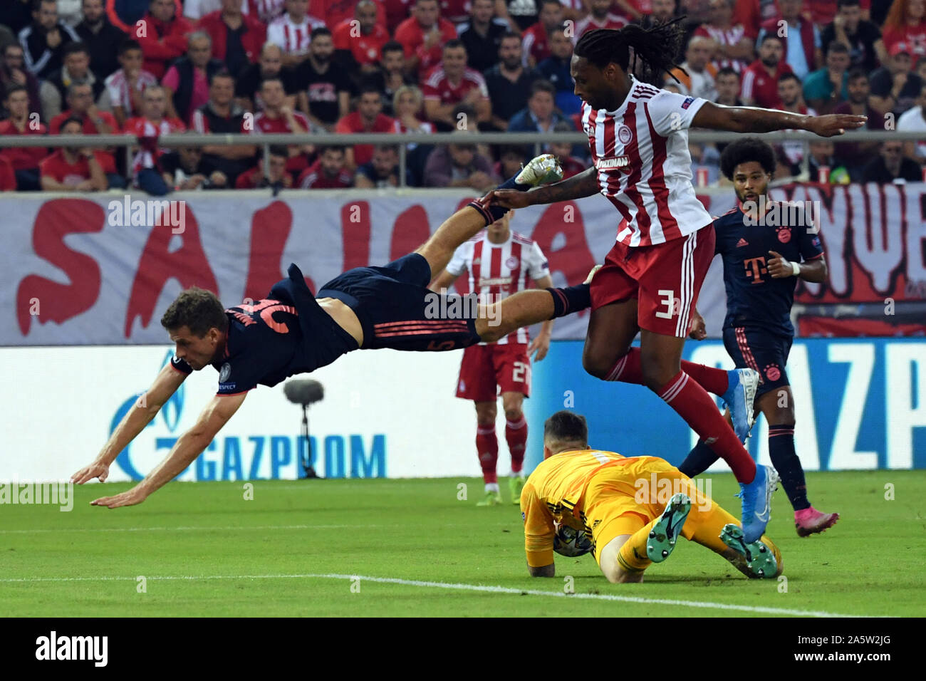 22. Oktober 2019, Griechenland, Piräus: Fußball: Champions League, Olympiakos Piräus - FC Bayern München, Gruppenphase, Gruppe B Spieltag 3 am Georgios-Karaiskakis Stadion. Thomas Müller (L-R) aus München und Jose Sa und Rüben Semedo aus Piräus in Aktion. Foto: Sven Hoppe/dpa Stockfoto