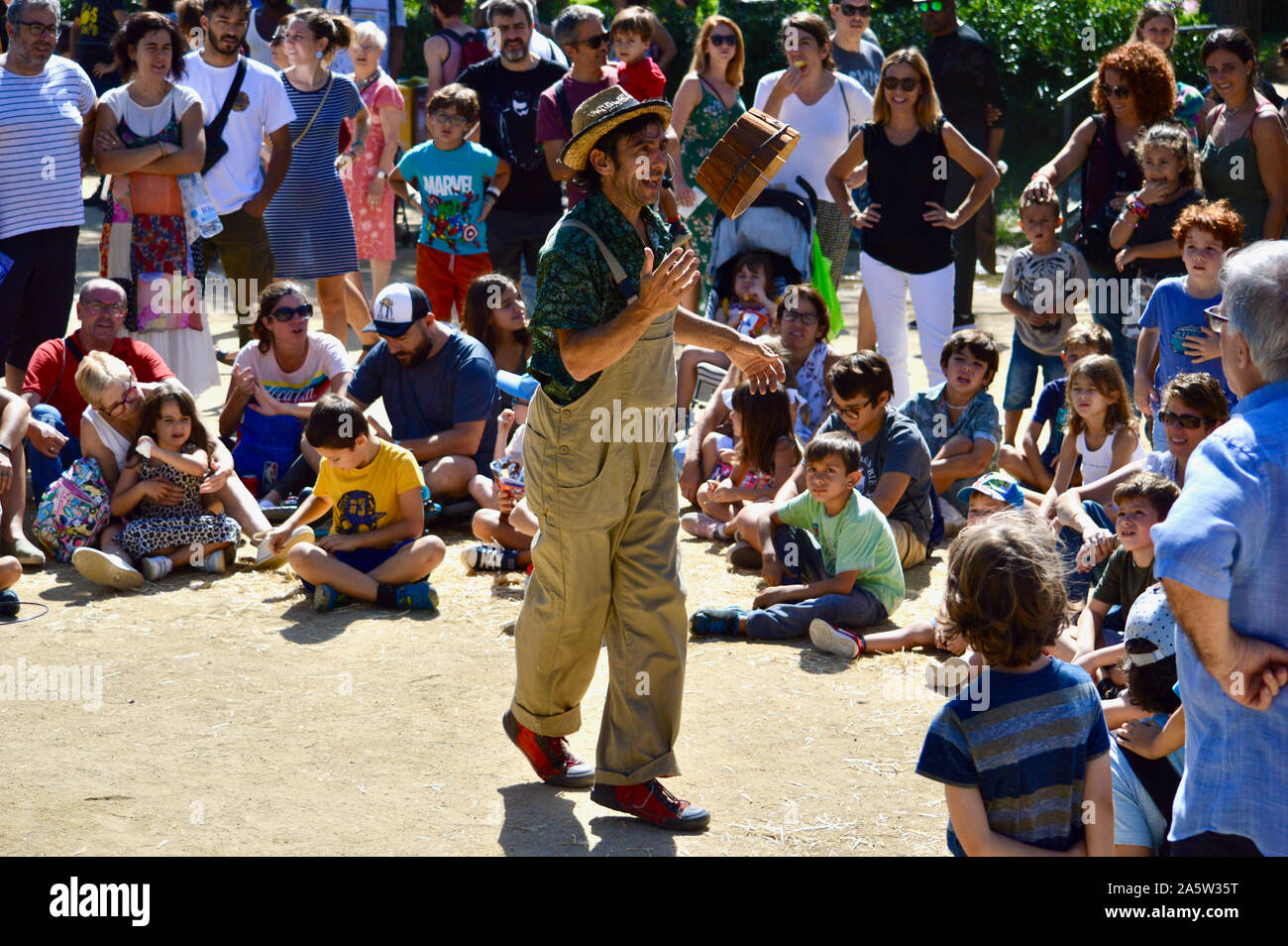 Kinder aufpassen eines Street Performer in Ciutadella Park während La Merce 2019 in Barcelona, Spanien Stockfoto