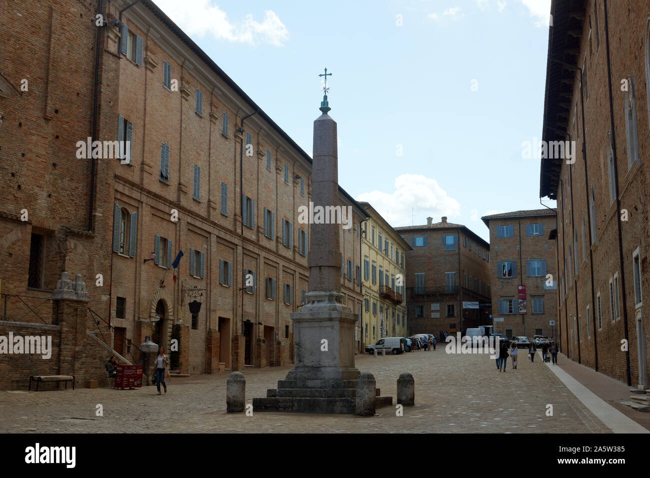 Piazza del Rinascimento (Renaissance Square) mit dem Palazzo Ducale (Dogenpalast). Region Marken, Provinz Pesaro und Urbino (PU), Urbino, Italien. Stockfoto