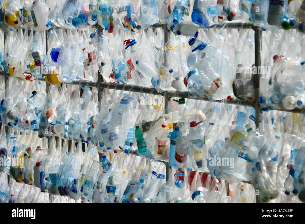 Eine Plastikflasche Kunst Ausstellung in Ciutadella Park während La Merce 2019 in Barcelona, Spanien Stockfoto