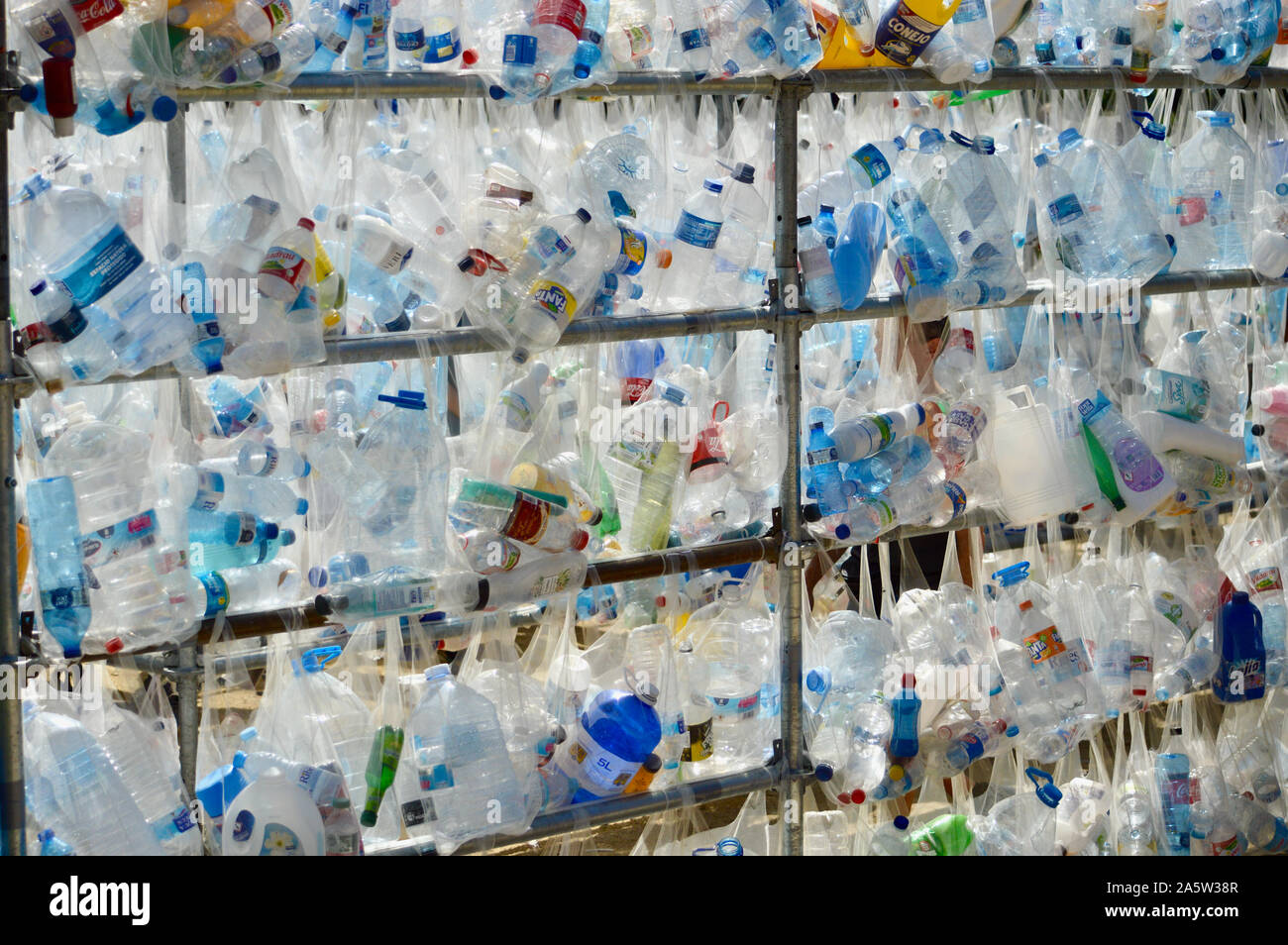 Eine Plastikflasche Kunst Ausstellung in Ciutadella Park während La Merce 2019 in Barcelona, Spanien Stockfoto