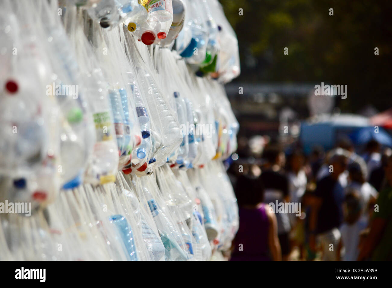 Eine Plastikflasche Kunst Ausstellung in Ciutadella Park während La Merce 2019 in Barcelona, Spanien Stockfoto