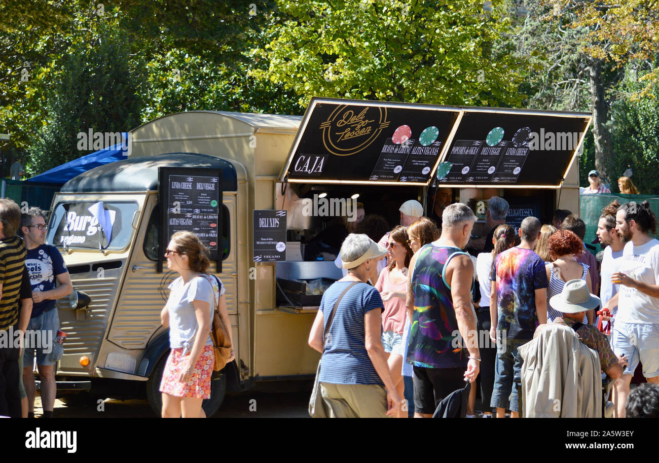Die Menschen Schlange, um an einem Street Food van in Ciutadella Park während La Merce 2019 in Barcelona, Spanien Stockfoto