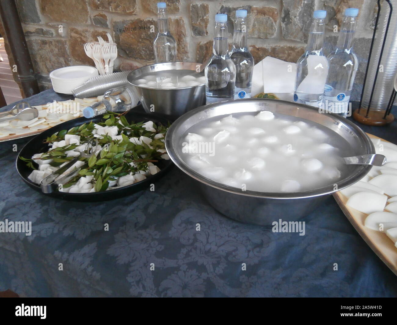 Buffalo mozzarellas für Pizza Margherita in Süditalien Stockfoto