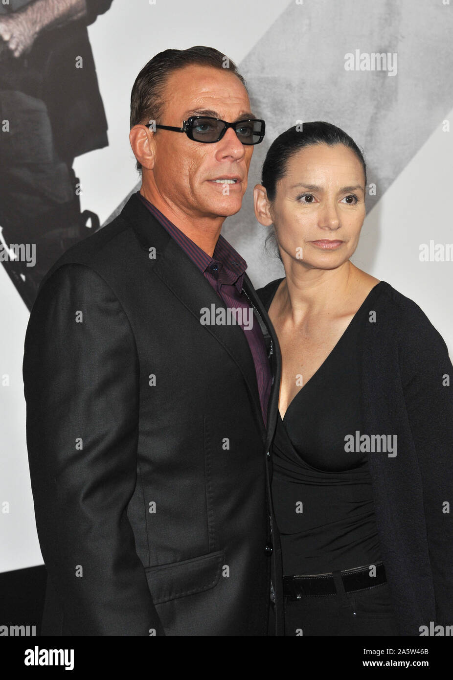 LOS ANGELES, Ca. Januar 08, 2010: Jean-Claude Van Damme & Familie am Los Angeles Premiere seines Films "Die Verschleißteile 2' am Grauman's Chinese Theater, Hollywood. © 2012 Paul Smith/Featureflash Stockfoto