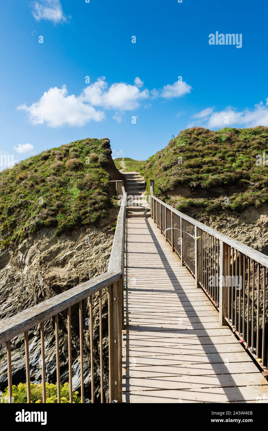 Die Fußgängerbrücke verbindet das Festland zu Porth Insel Trevelgue Kopf an Newquay in Cornwall. Stockfoto