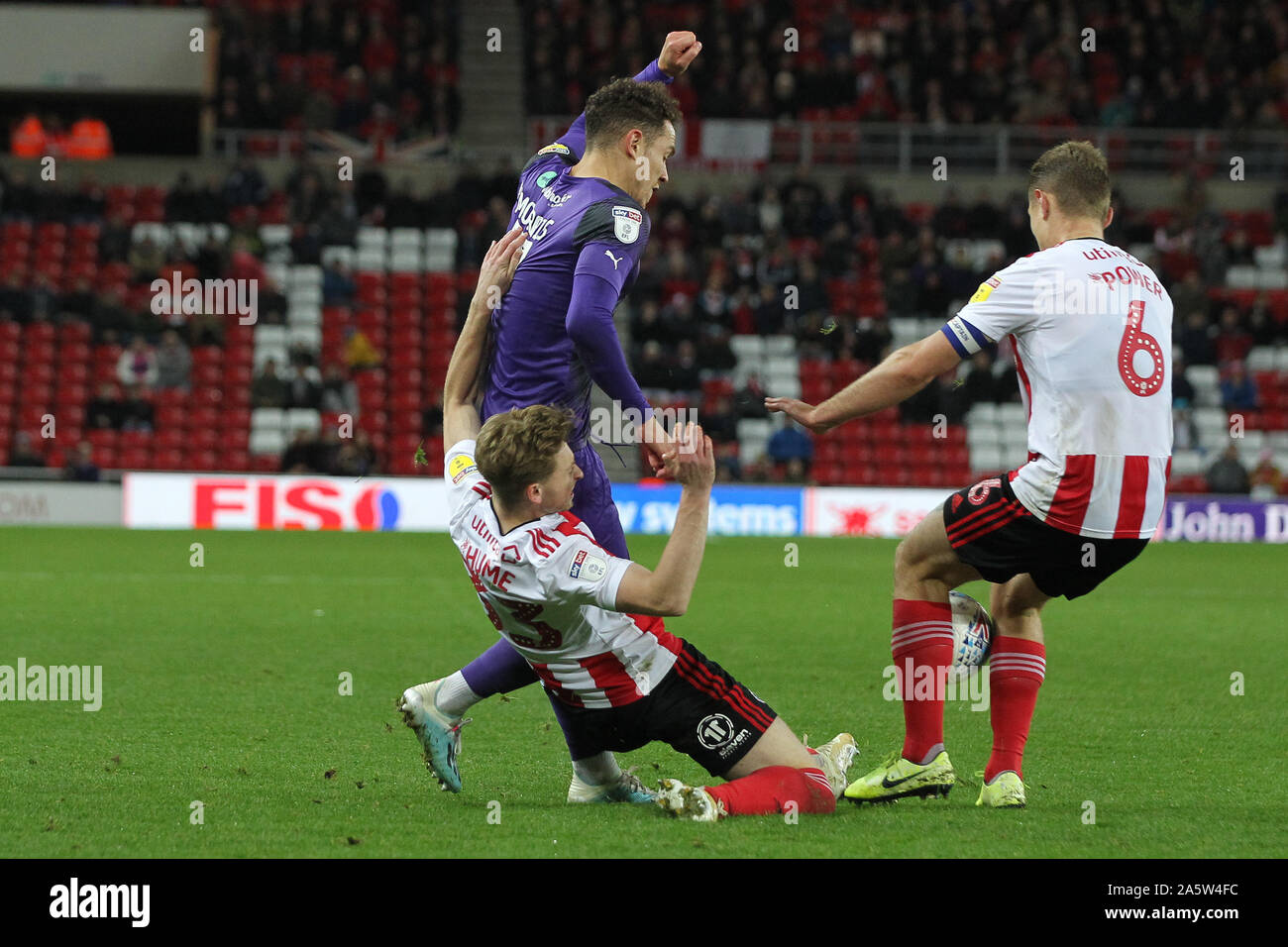 SUNDERLAND, ENGLAND Oktober 22nd Sunderland Denver Hume Folie packt der Tranmere Rovers" kieron Morris während der Sky Bet Liga 1 Übereinstimmung zwischen Sunderland und Tranmere Rovers im Stadion des Lichts, Sunderland am Dienstag, den 22. Oktober 2019. (Credit: Mark Fletcher | MI Nachrichten) das Fotografieren dürfen nur für Zeitung und/oder Zeitschrift redaktionelle Zwecke verwendet werden, eine Lizenz für die gewerbliche Nutzung Kreditkarte erforderlich: MI Nachrichten & Sport/Alamy leben Nachrichten Stockfoto