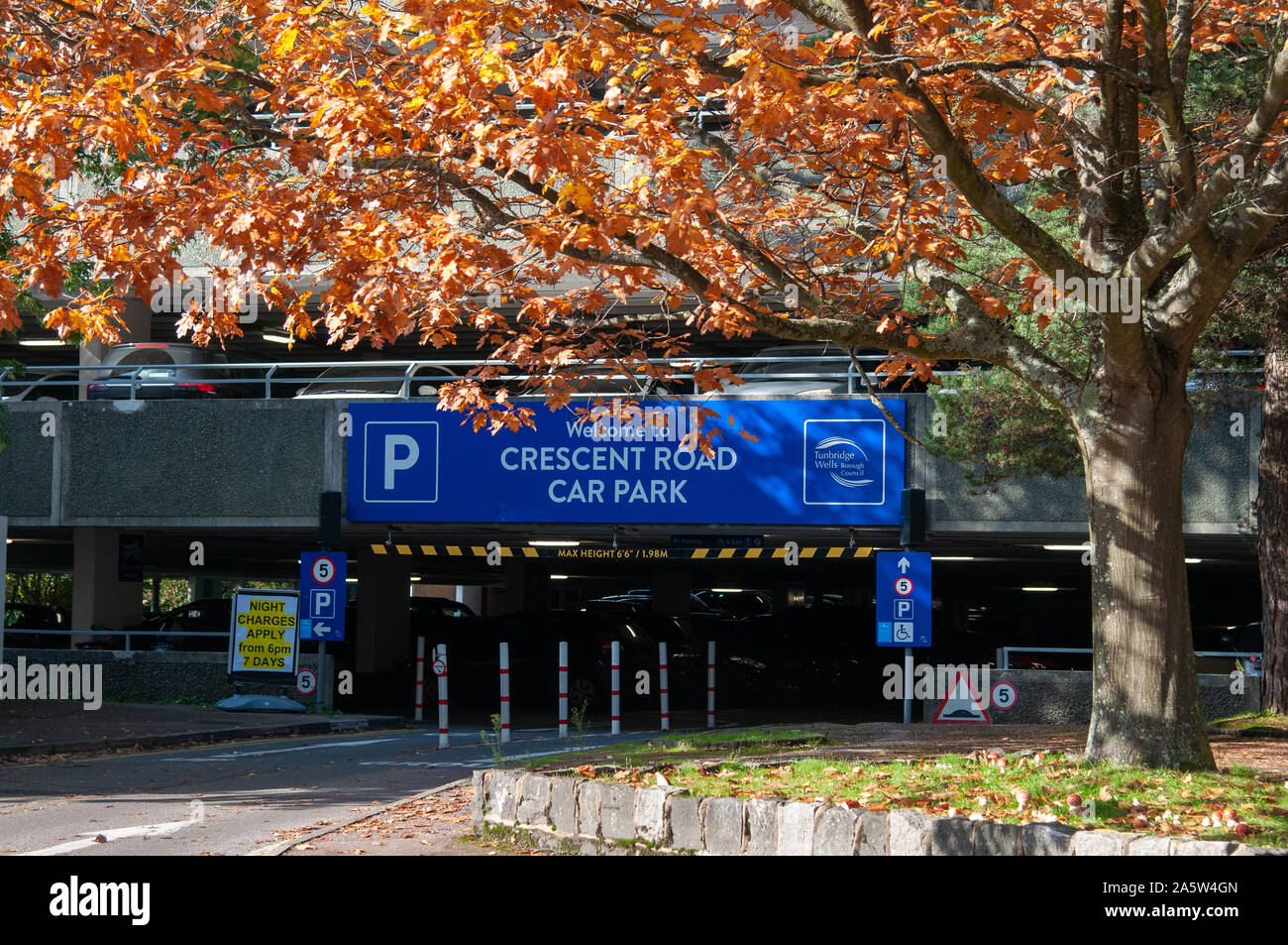 Eingang zum kürzlich renovierten Crescent Road Car Park in Tunbridge Wells, Kent GROSSBRITANNIEN. Stockfoto