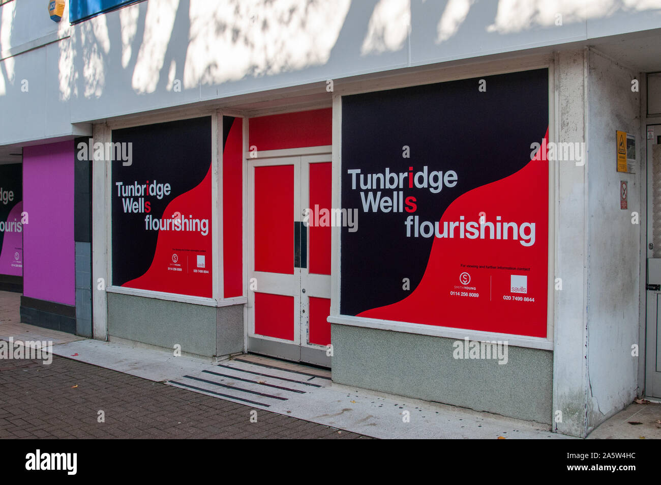 Tunbridge Wells blüht Shop boarding auf ein closed shop in Tunbridge Wells High Street. Stockfoto