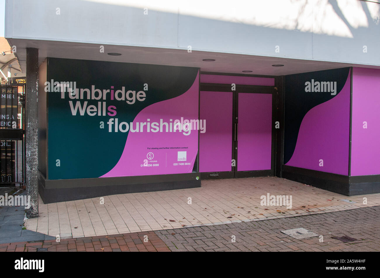 Tunbridge Wells blüht Shop boarding auf ein closed shop in Tunbridge Wells High Street. Stockfoto