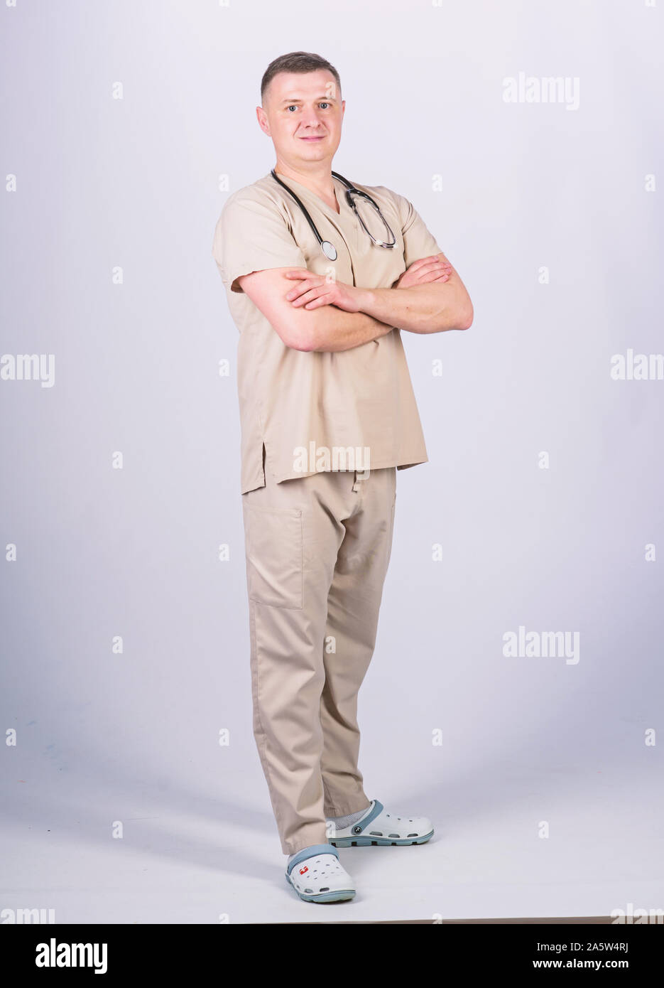 Der Mensch in der medizinischen Uniform. Die bestrahlungsverordnung. Kinderarzt intern. Medizinische Werkzeug. Zuversichtlich Arzt mit Stethoskop. Krankenschwester Laboratory Assistant. Hausarzt. Krankenhaus. Medizin und Gesundheit. Stockfoto