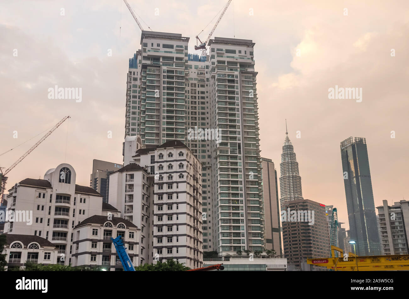 KUALA LUMPUR, Malaysia - 19. Dezember 2018: die Petronas Twin Towers in Boden zurück von Hochhaus Wolkenkratzer Gebäude im Geschäftsviertel, Kuala Lumpur. Stockfoto