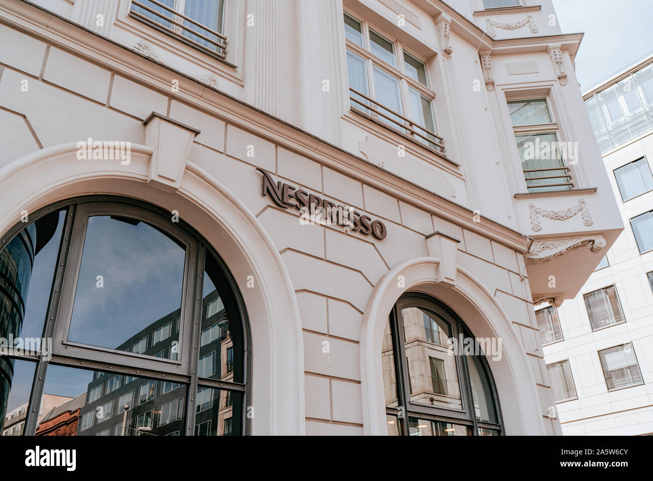 Berlin, Deutschland - 20. September 2019: Nespresso Shopfront, Unterzeichnen in Berlin Stockfoto