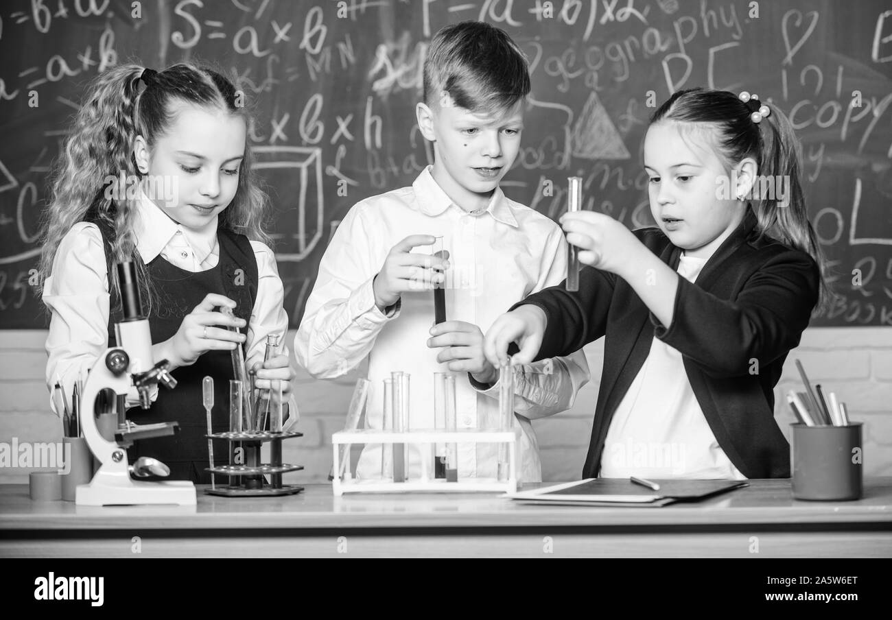 Die kleinen Kinder. Wissenschaft. Chemie Wissenschaft. Biologie Experimente mit Mikroskop. Mädchen und Jungen im Labor. Kleine Kinder verdienen Chemie in der Schule lab. Genießen Sie das studentische Leben. Stockfoto