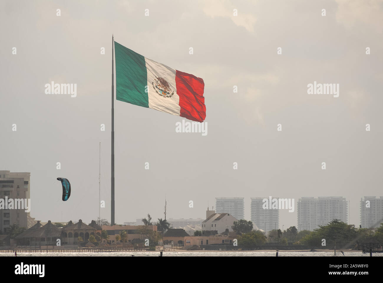 Cancun, Quintana Roo, Mexiko - 24. Februar 2009: mexikanische Flagge an einem bewölkten Tag Stockfoto