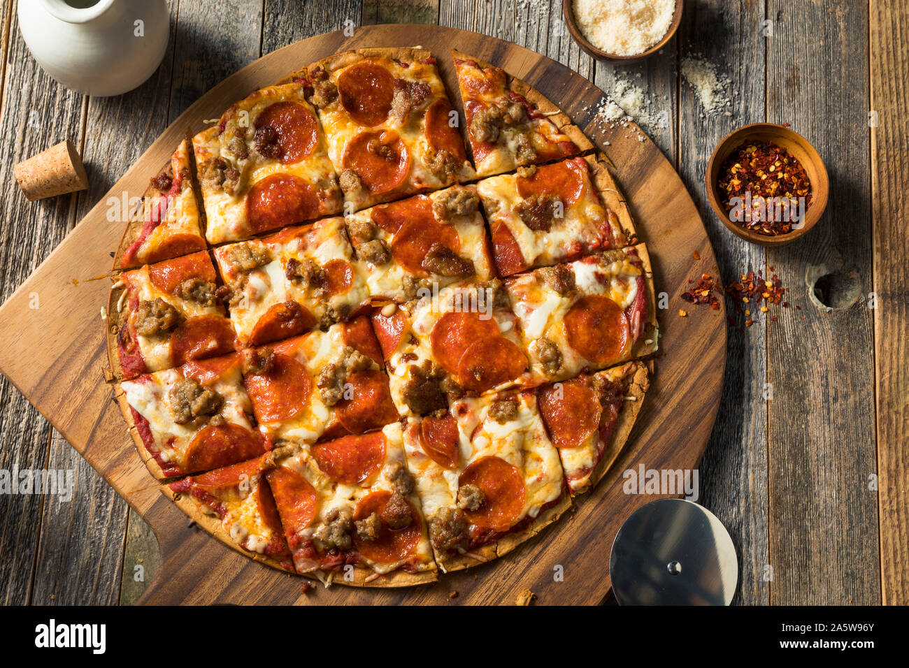 Hausgemachte St Louis Stil Pepperoni Pizza mit Käse Stockfoto