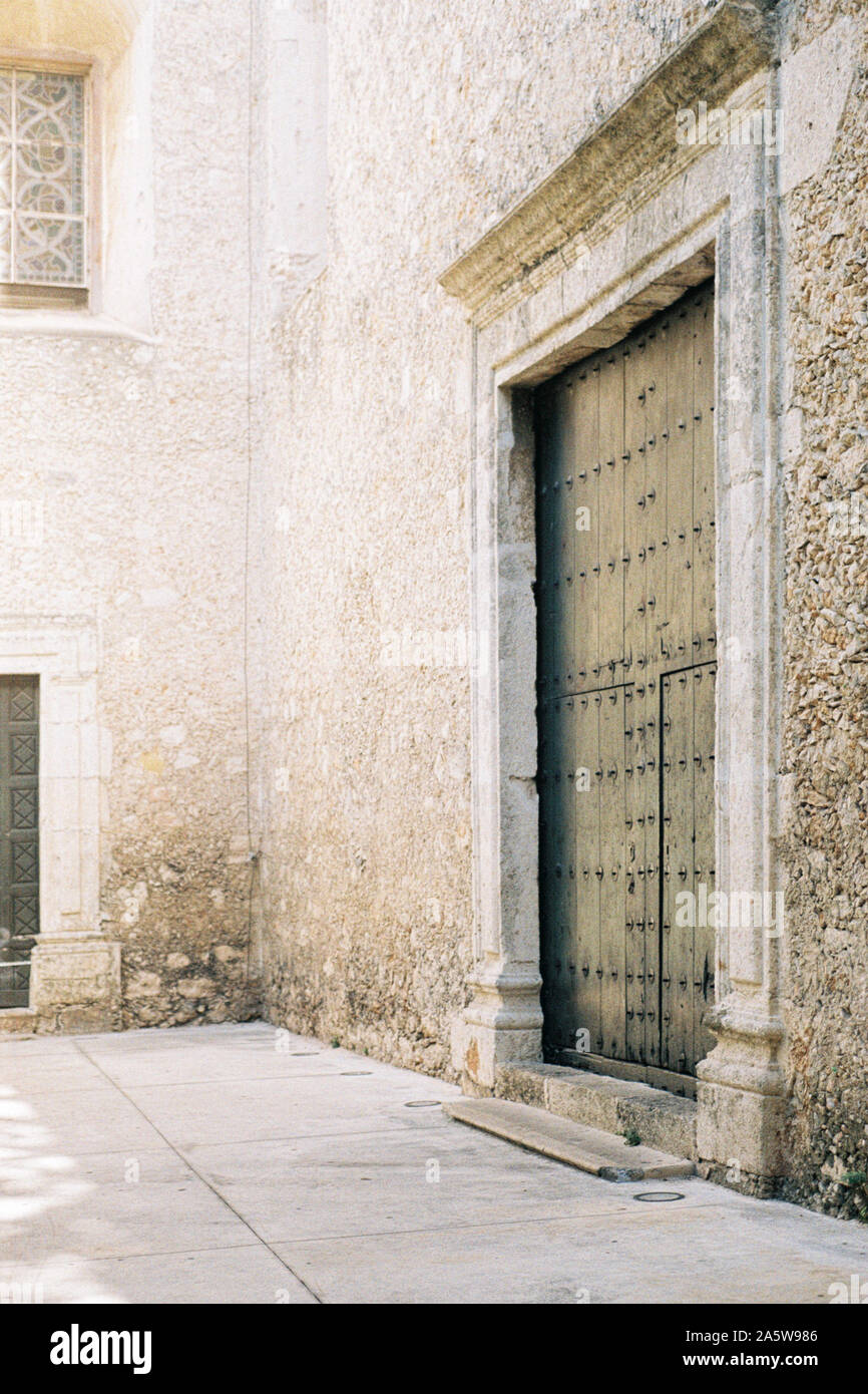 Alte Holztür am 'El Jesus, Tercera Orden "Kirche im Zentrum von Merida, Yucatan, Mexiko. Auf 35-mm-Film aufgenommen. Stockfoto