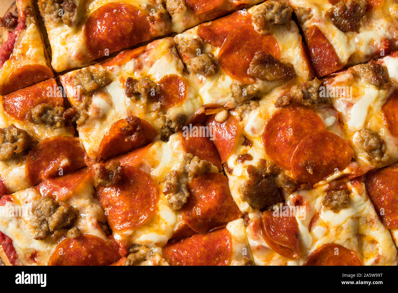 Hausgemachte St Louis Stil Pepperoni Pizza mit Käse Stockfoto