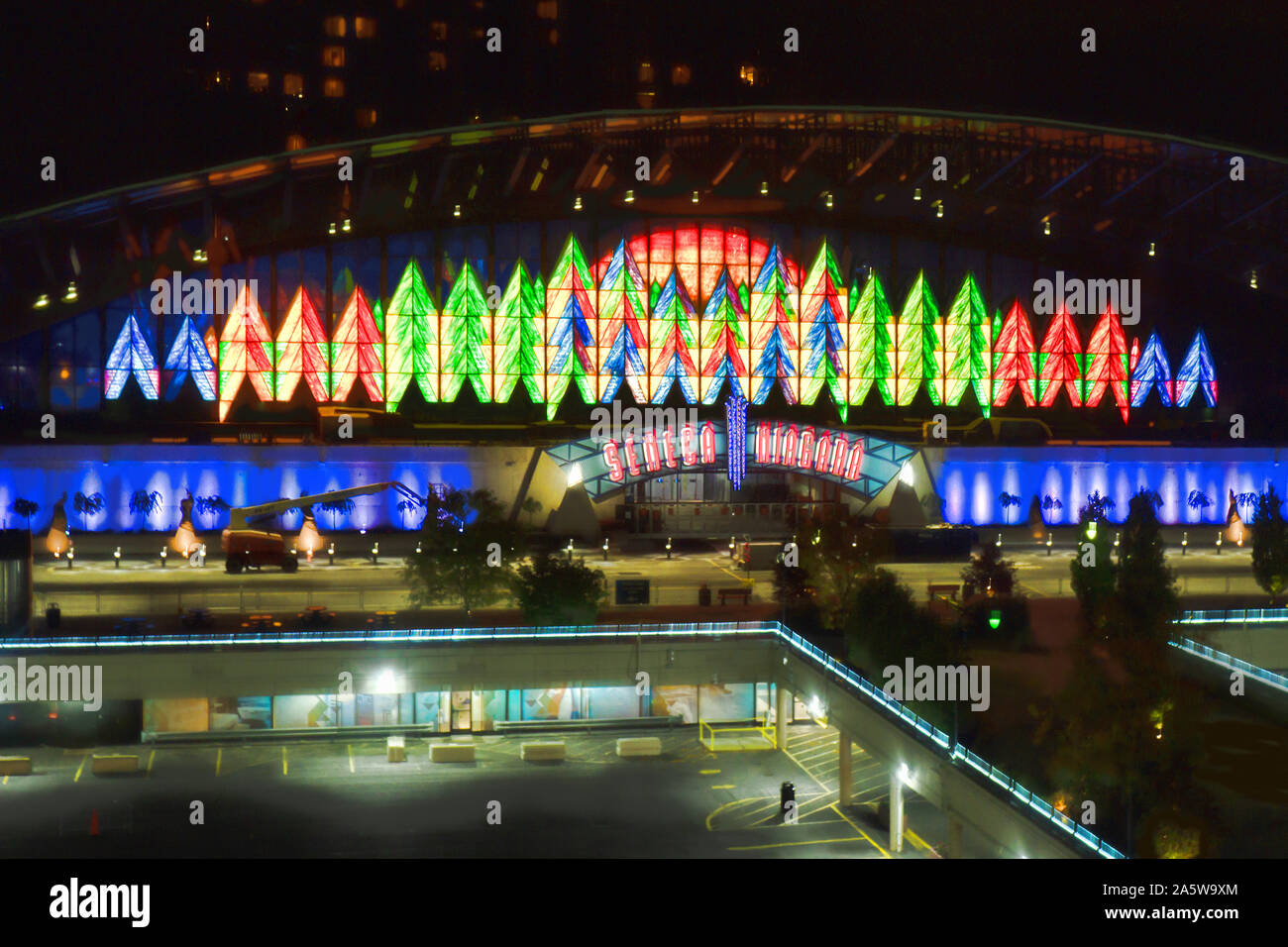 Niagara Falls, New York, USA. Oktober 21, 2019. Ansicht des Seneca Niagara Resort und Casino Niagara Falls, NY bei Nacht Stockfoto