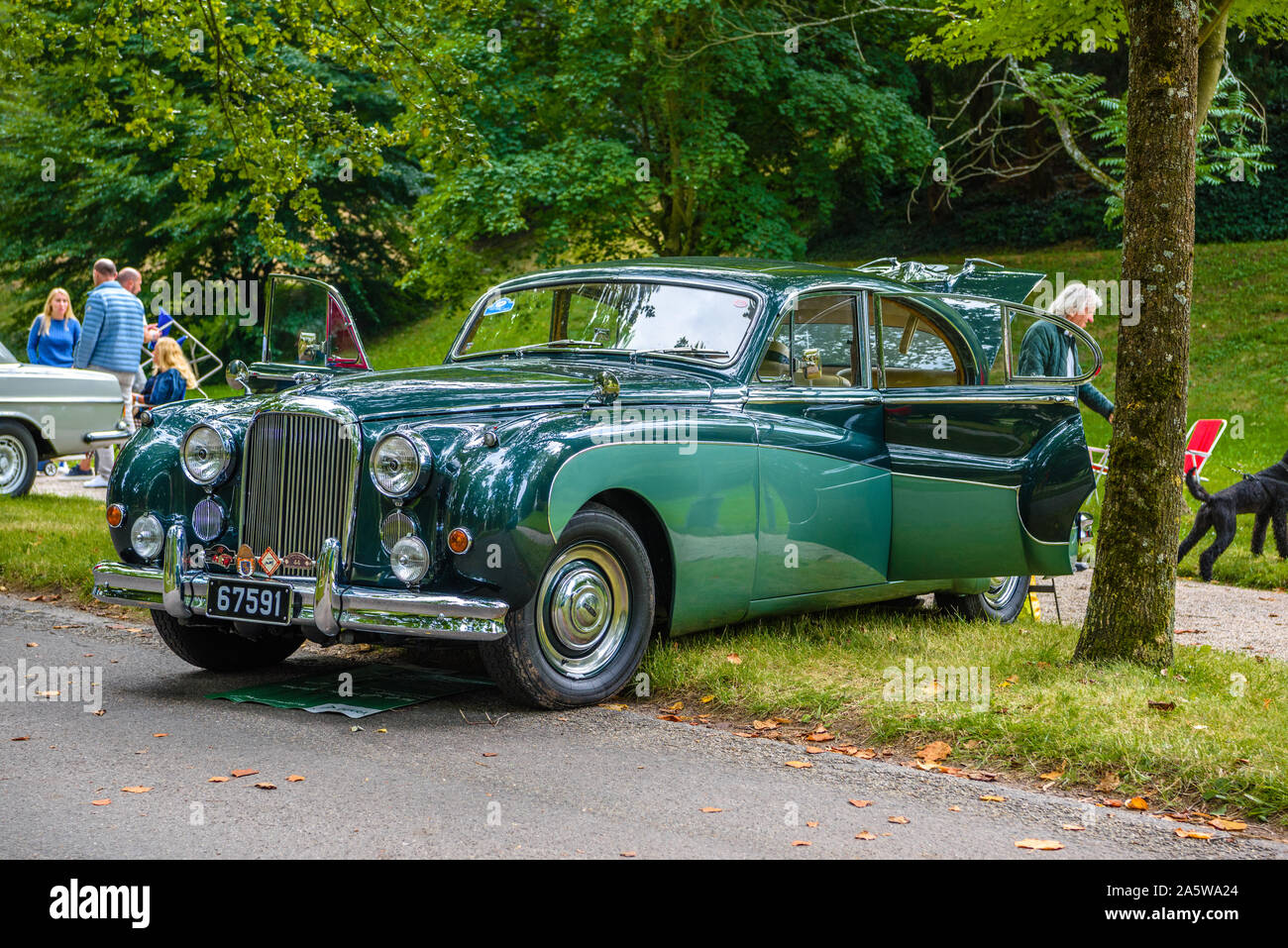 BADEN BADEN, Deutschland - Juli 2019: Grüne JAGUAR MARK IX sedan 1958 1961, Oldtimer Treffen im Kurpark. Stockfoto