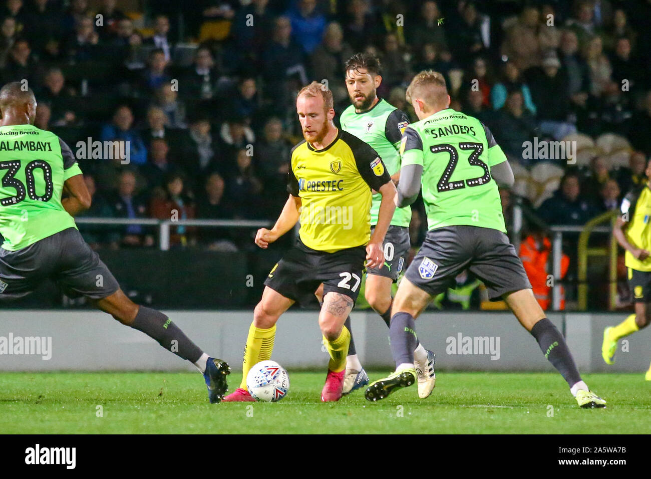 Burton Upon Trent, Großbritannien. 22 Okt, 2019. Liam Boyce von Burton Albion (27) übernimmt Max Sanders von AFC Wimbledon (23) Während der EFL Sky Bet Liga 1 Übereinstimmung zwischen Burton Albion und AFC Wimbledon bei der Pirelli Stadium, Burton upon Trent, England am 23. Oktober 2019. Foto von Mick Haynes. Nur die redaktionelle Nutzung, eine Lizenz für die gewerbliche Nutzung erforderlich. Keine Verwendung in Wetten, Spiele oder einer einzelnen Verein/Liga/player Publikationen. Credit: UK Sport Pics Ltd/Alamy leben Nachrichten Stockfoto