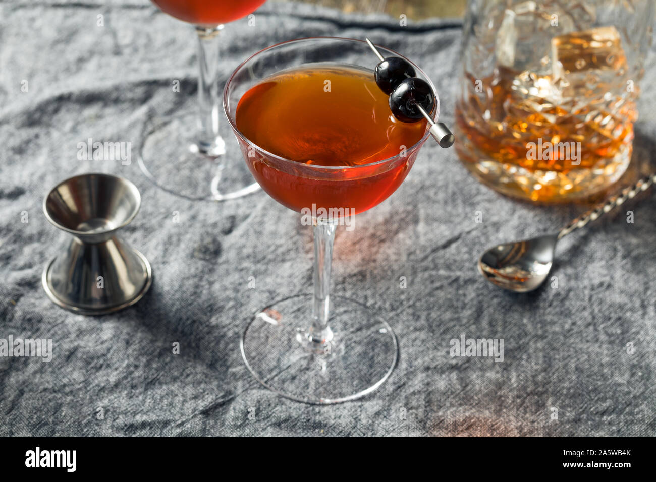 Hausgemachte Rob Roy Cocktail mit Scotch und Wermut Stockfoto