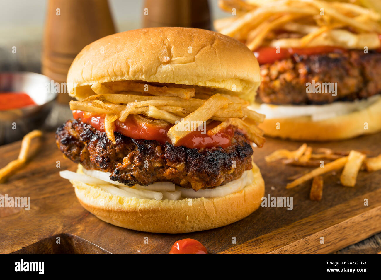 Hausgemachte kubanischen Fritas Hamburger mit Pommes Frites und Chorizo Stockfoto