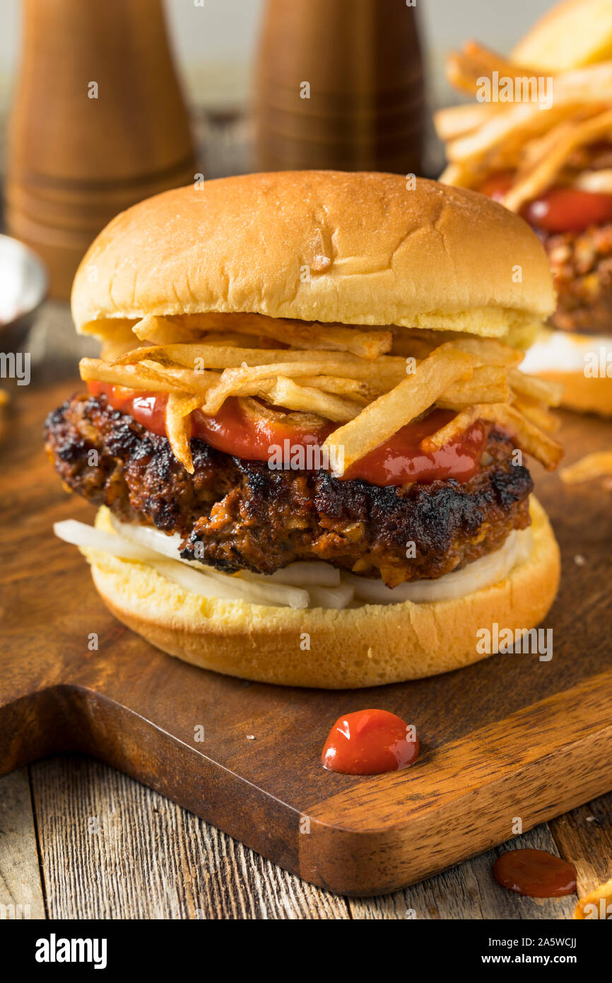 Hausgemachte kubanischen Fritas Hamburger mit Pommes Frites und Chorizo Stockfoto