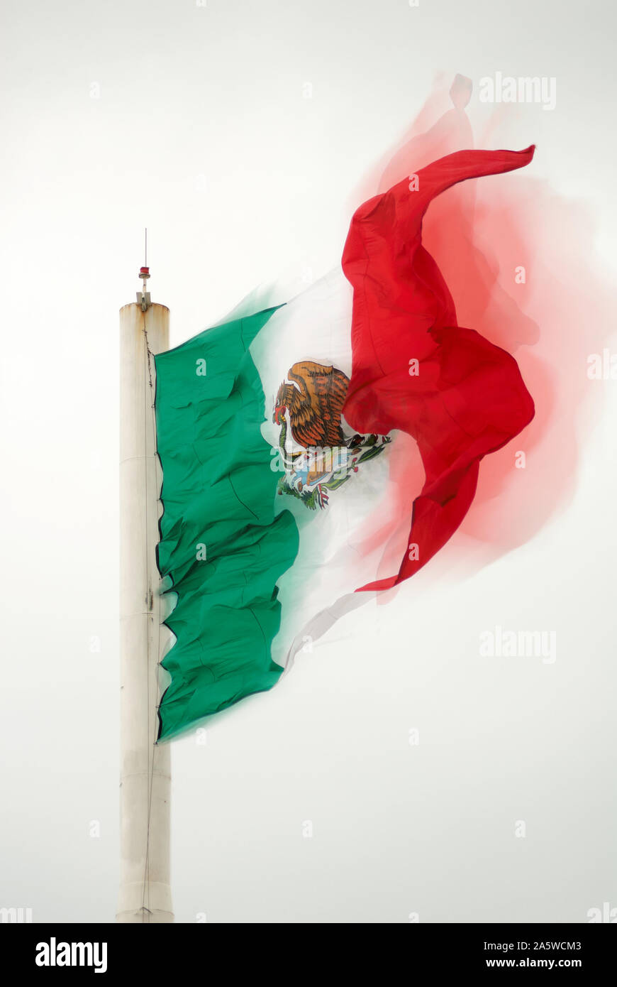 Coatzacoalcos, Veracruz, Mexiko - 15. Mai 2014: mexikanische Flagge schwenkten unter starken Winden Stockfoto