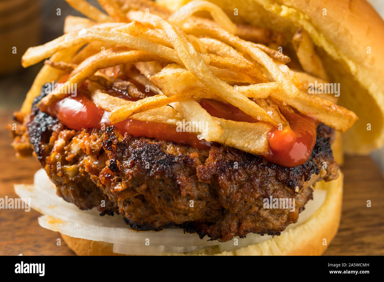 Hausgemachte kubanischen Fritas Hamburger mit Pommes Frites und Chorizo Stockfoto