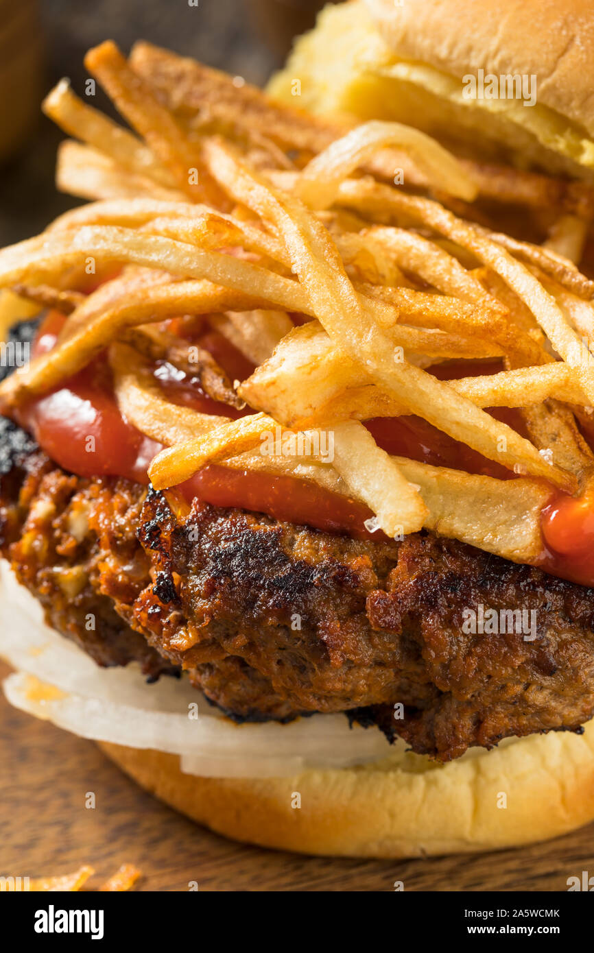 Hausgemachte kubanischen Fritas Hamburger mit Pommes Frites und Chorizo Stockfoto