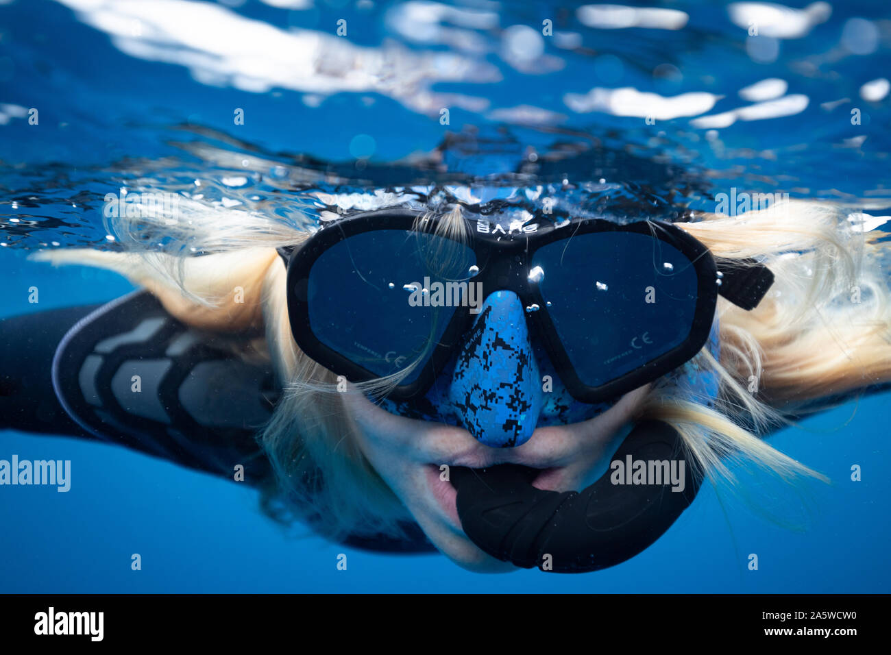 Unterwasser Porträt einer Frau Taucher mit Haar frei schwebend. Stockfoto