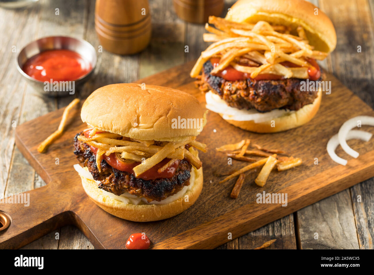 Hausgemachte kubanischen Fritas Hamburger mit Pommes Frites und Chorizo Stockfoto