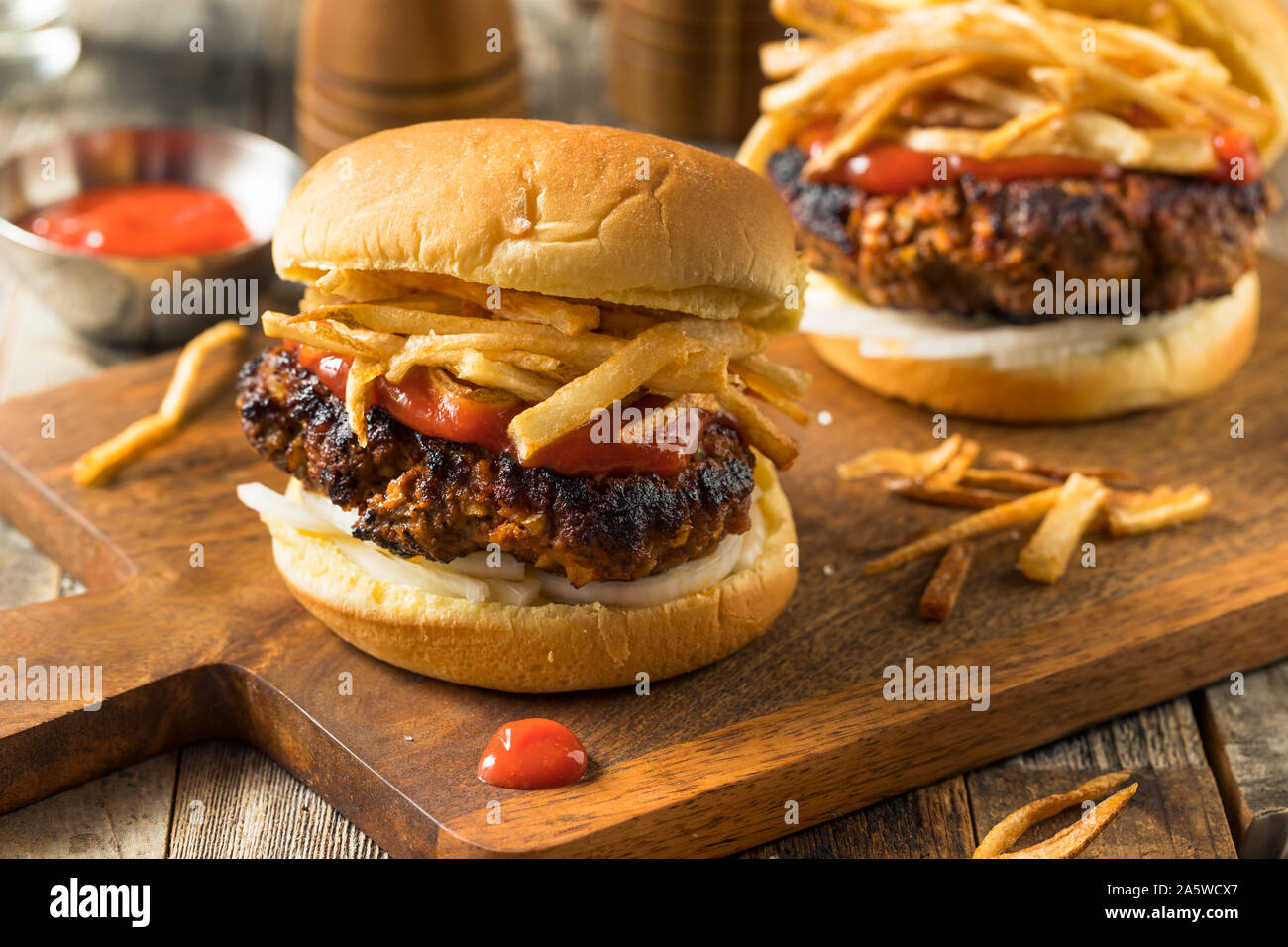 Hausgemachte kubanischen Fritas Hamburger mit Pommes Frites und Chorizo Stockfoto