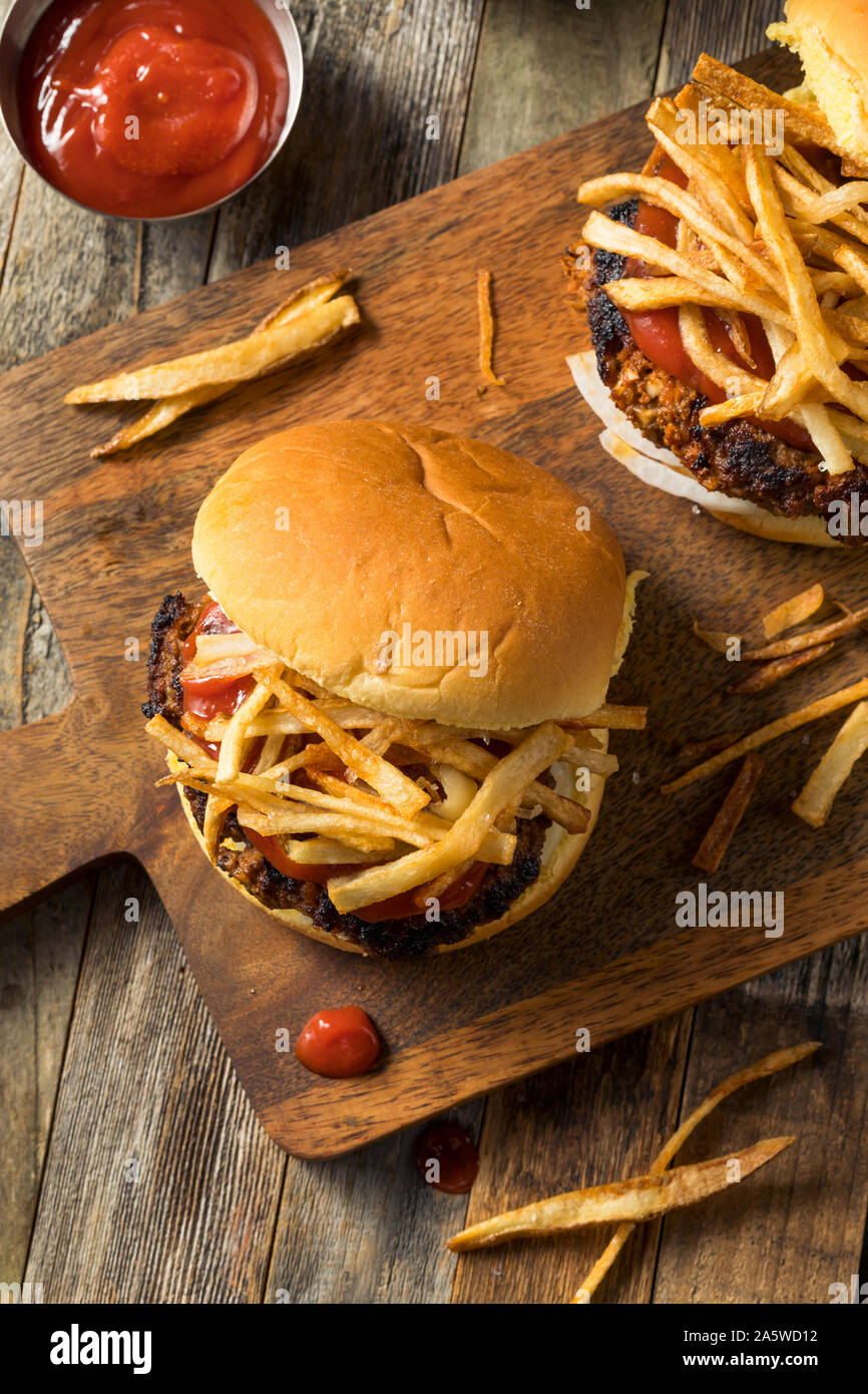 Hausgemachte kubanischen Fritas Hamburger mit Pommes Frites und Chorizo Stockfoto