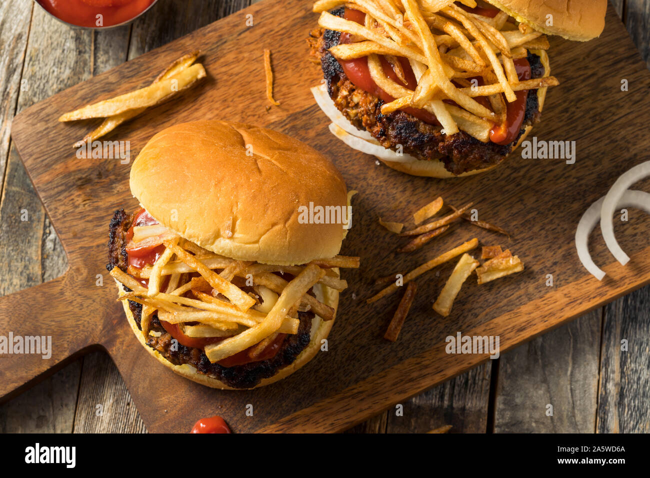 Hausgemachte kubanischen Fritas Hamburger mit Pommes Frites und Chorizo Stockfoto